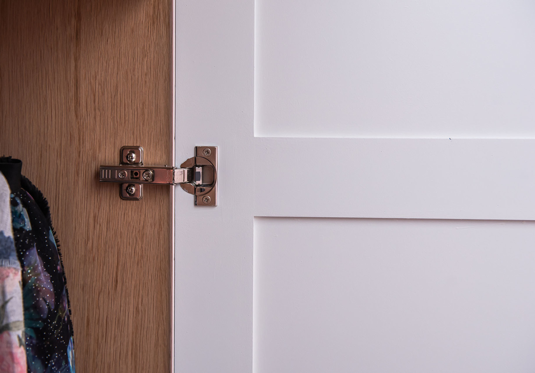 white wardrobe with oak veneer internals shaker door and hinge detail hertfordshire